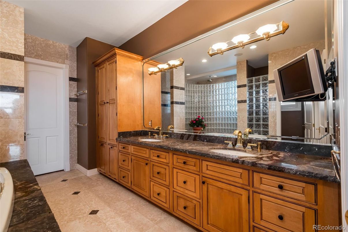 Bathroom, Dual Sink Vanities, Interior