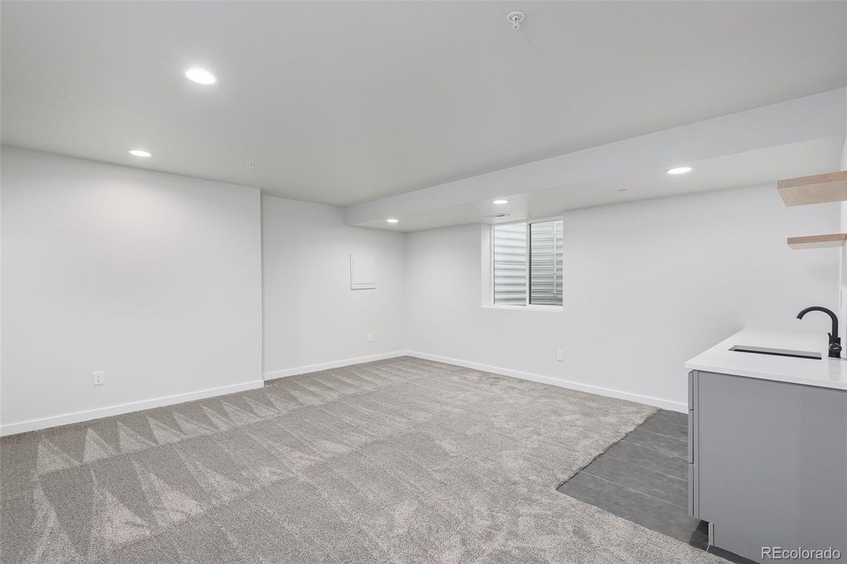 Empty room, Interior, Recessed Lighting