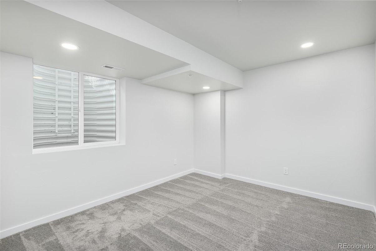 Empty room, Interior, Recessed Lighting