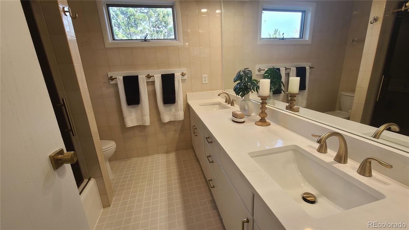 Bathroom, Dual Sink Vanities, Interior