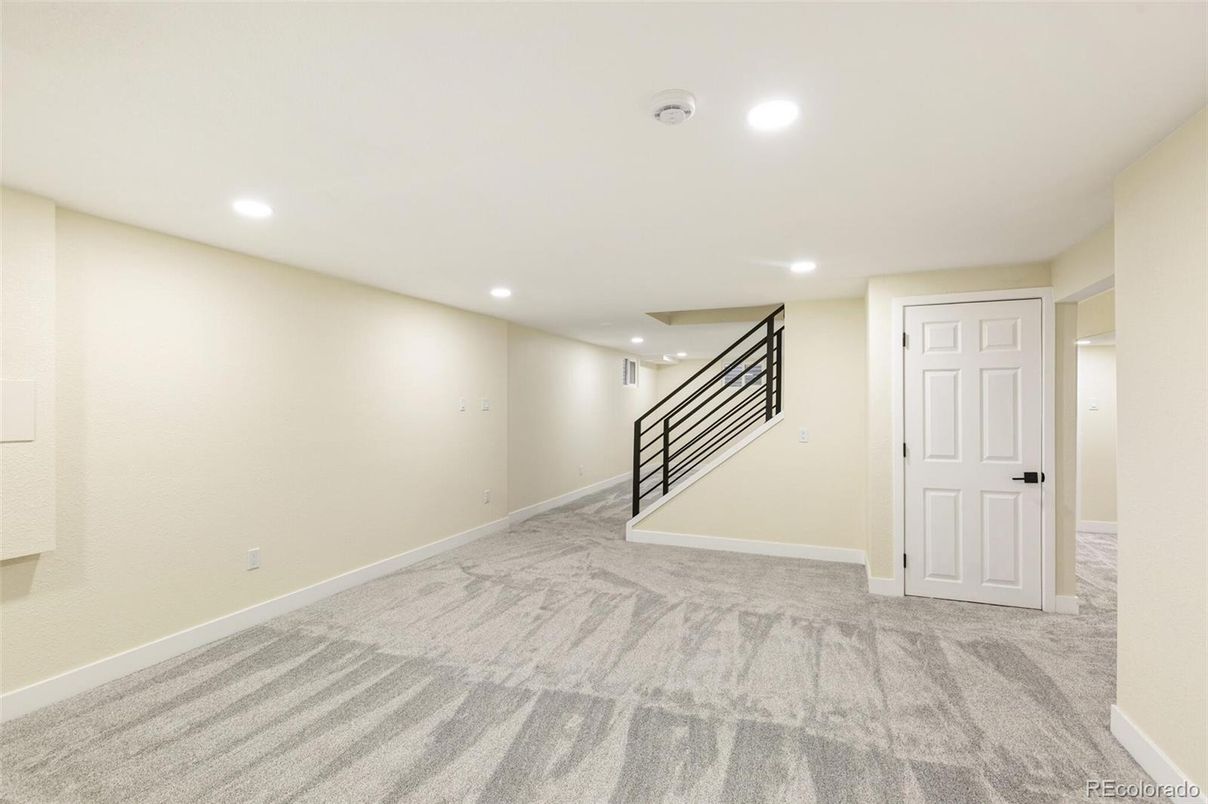 Empty room, Interior, Recessed Lighting