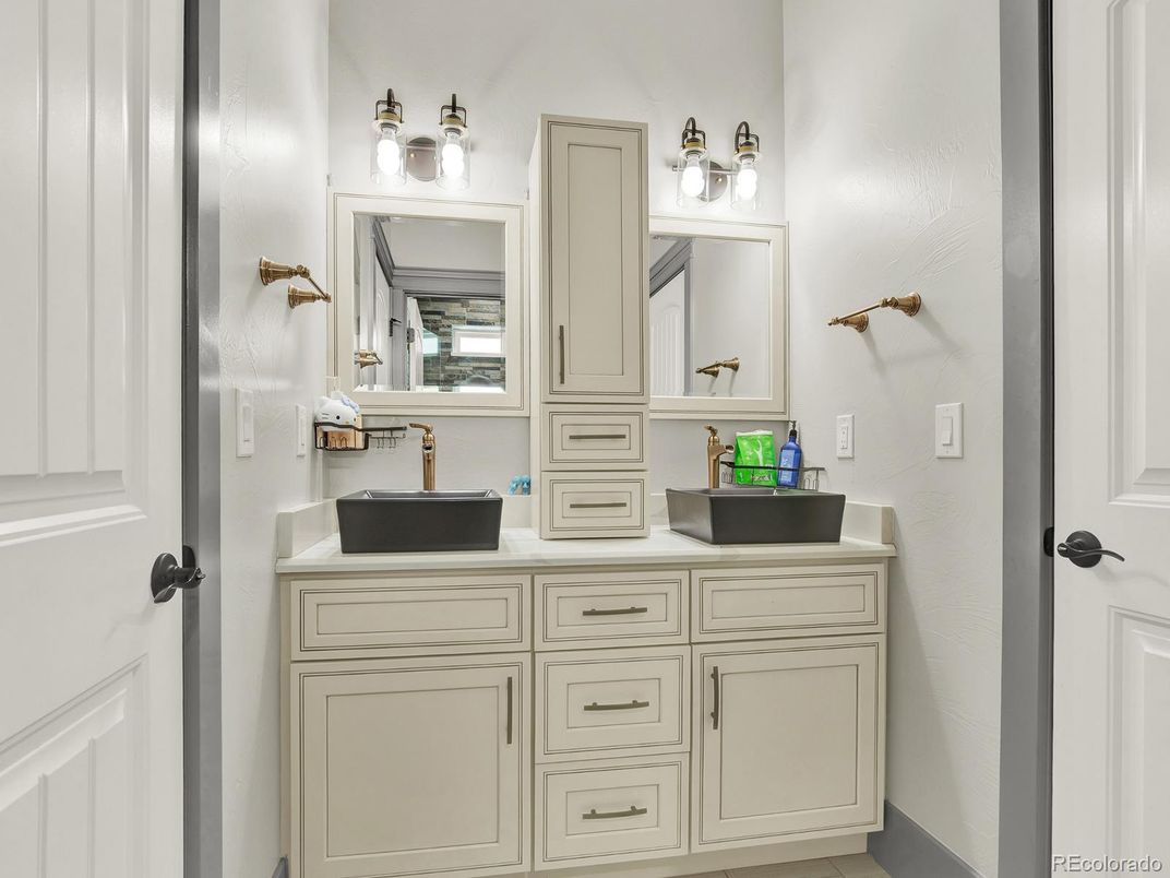 Bathroom, Dual Sink Vanities, Interior