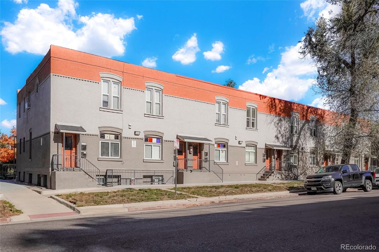 Exterior, Facade, Rowhouse