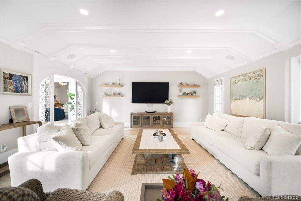 Interior, Living room, Recessed Lighting, Wood Texture Flooring