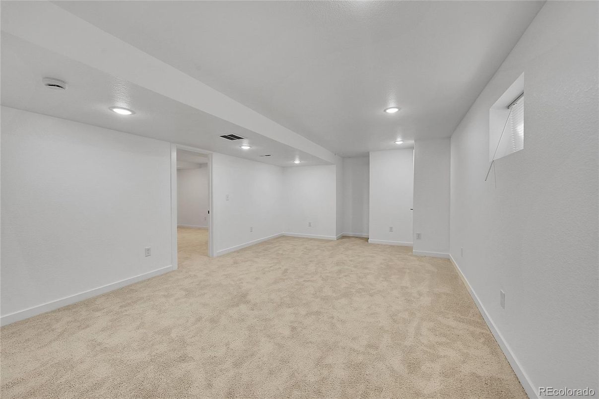 Empty room, Interior, Recessed Lighting