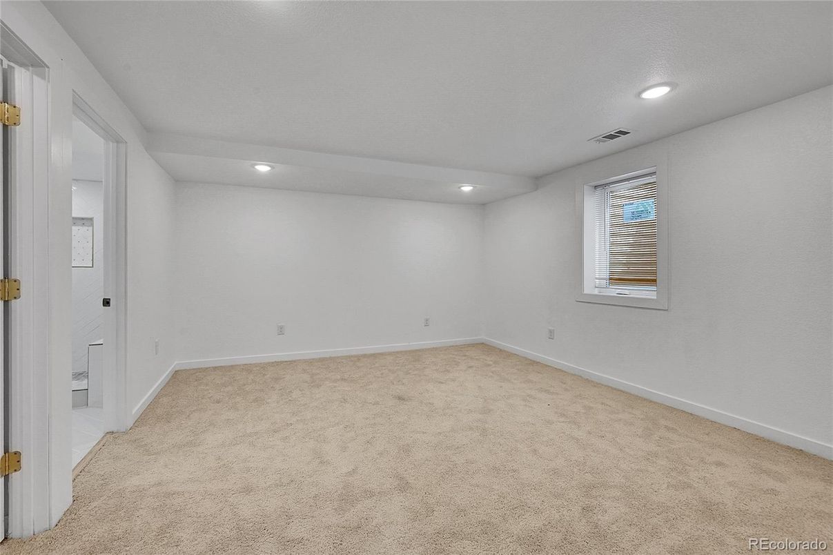Empty room, Interior, Recessed Lighting