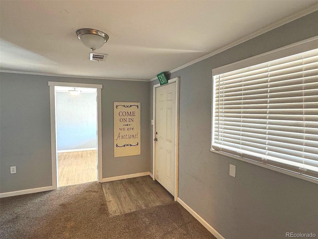 Empty room, Interior