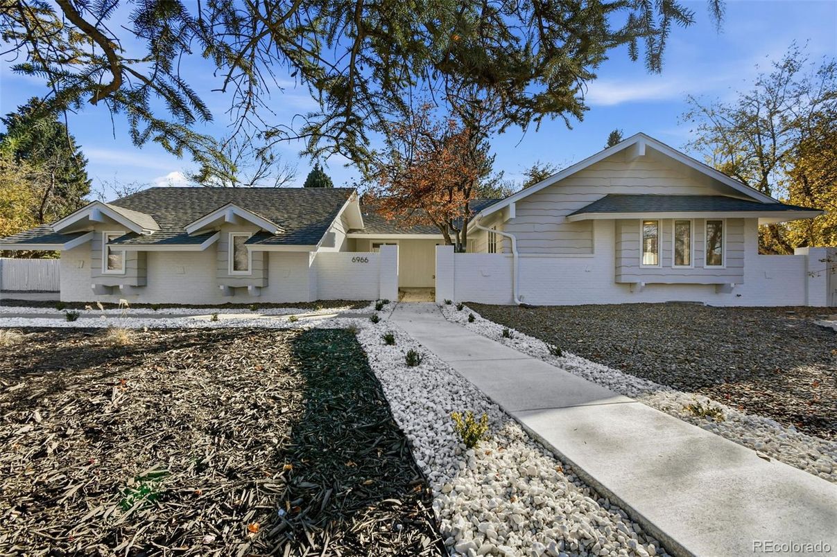 Exterior, Facade, Ranch