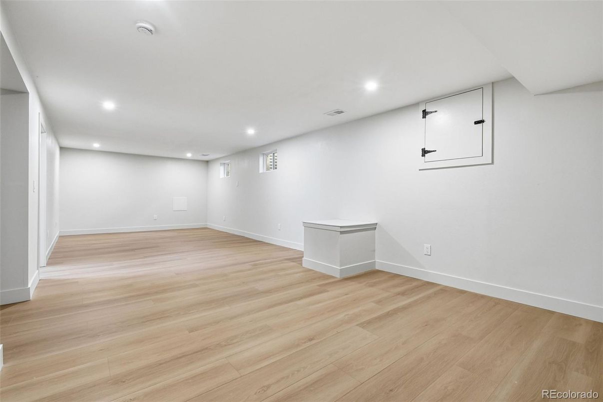 Empty room, Interior, Recessed Lighting, Wood Texture Flooring