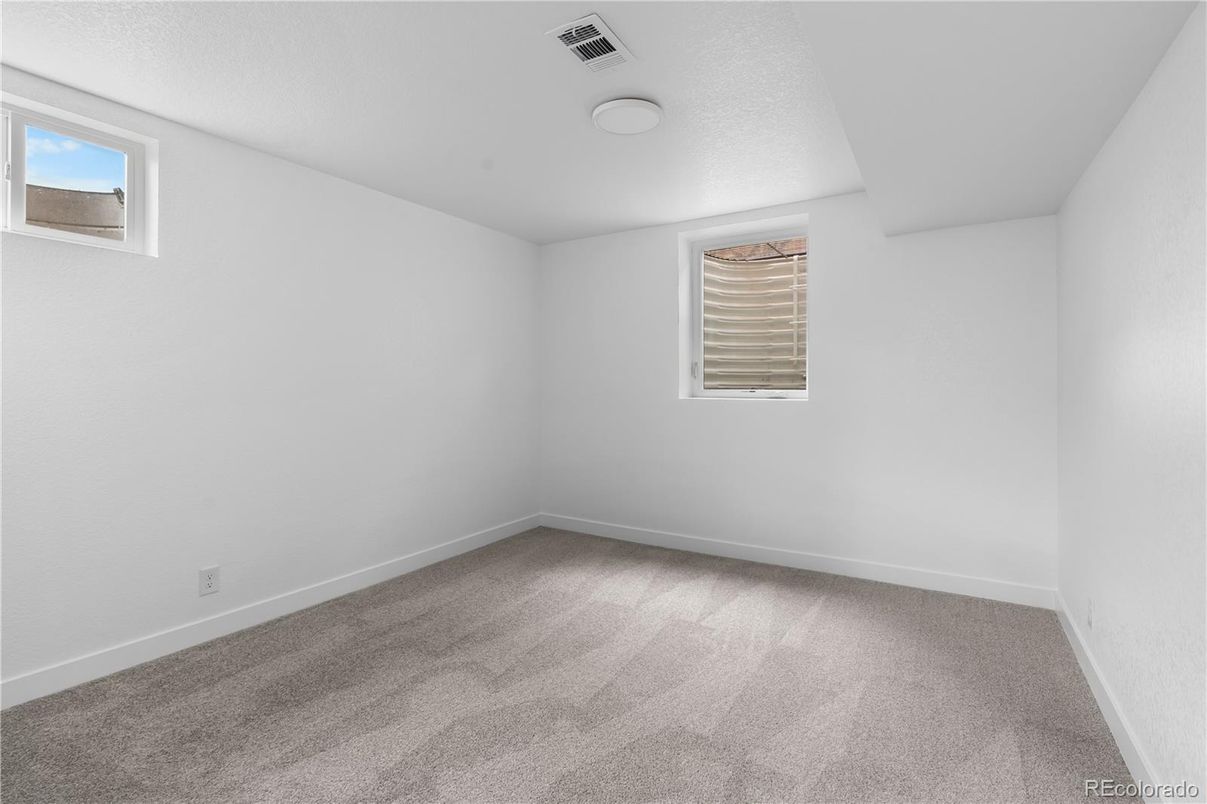 Empty room, Interior