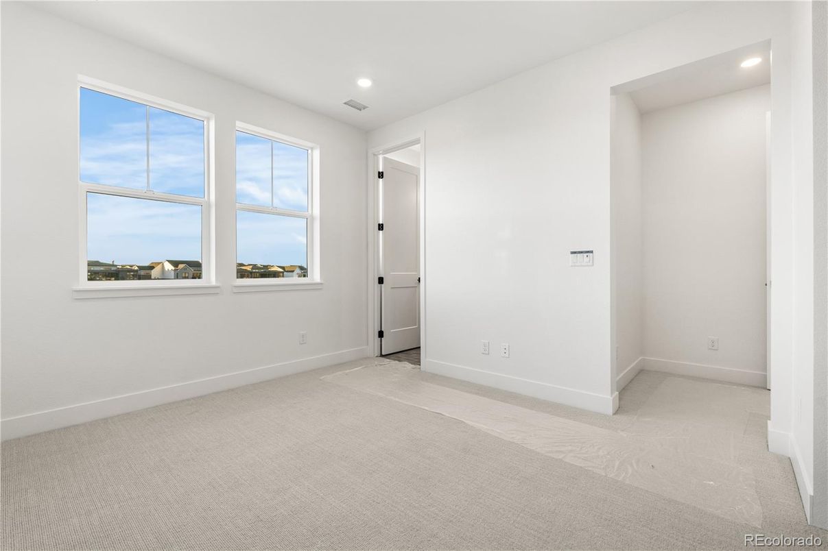 Empty room, Interior, Recessed Lighting