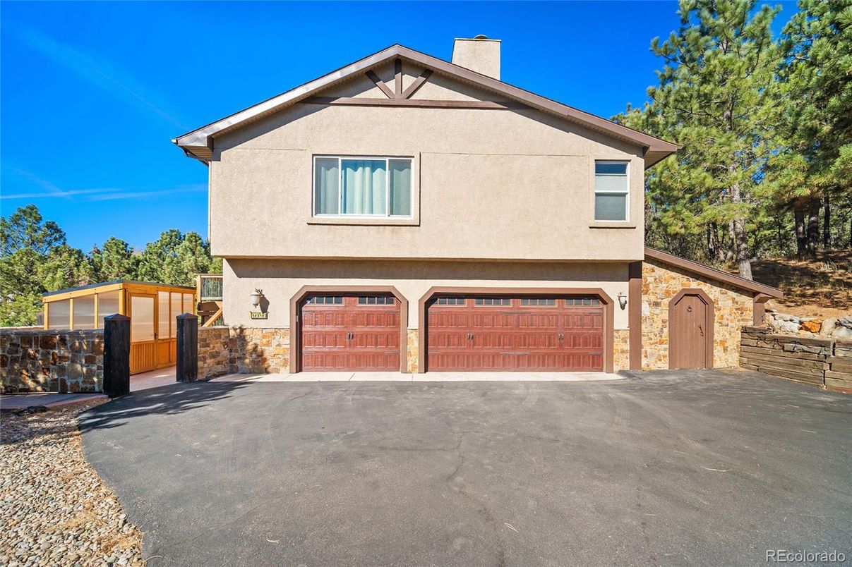 Attached, Exterior, Facade, Split Level