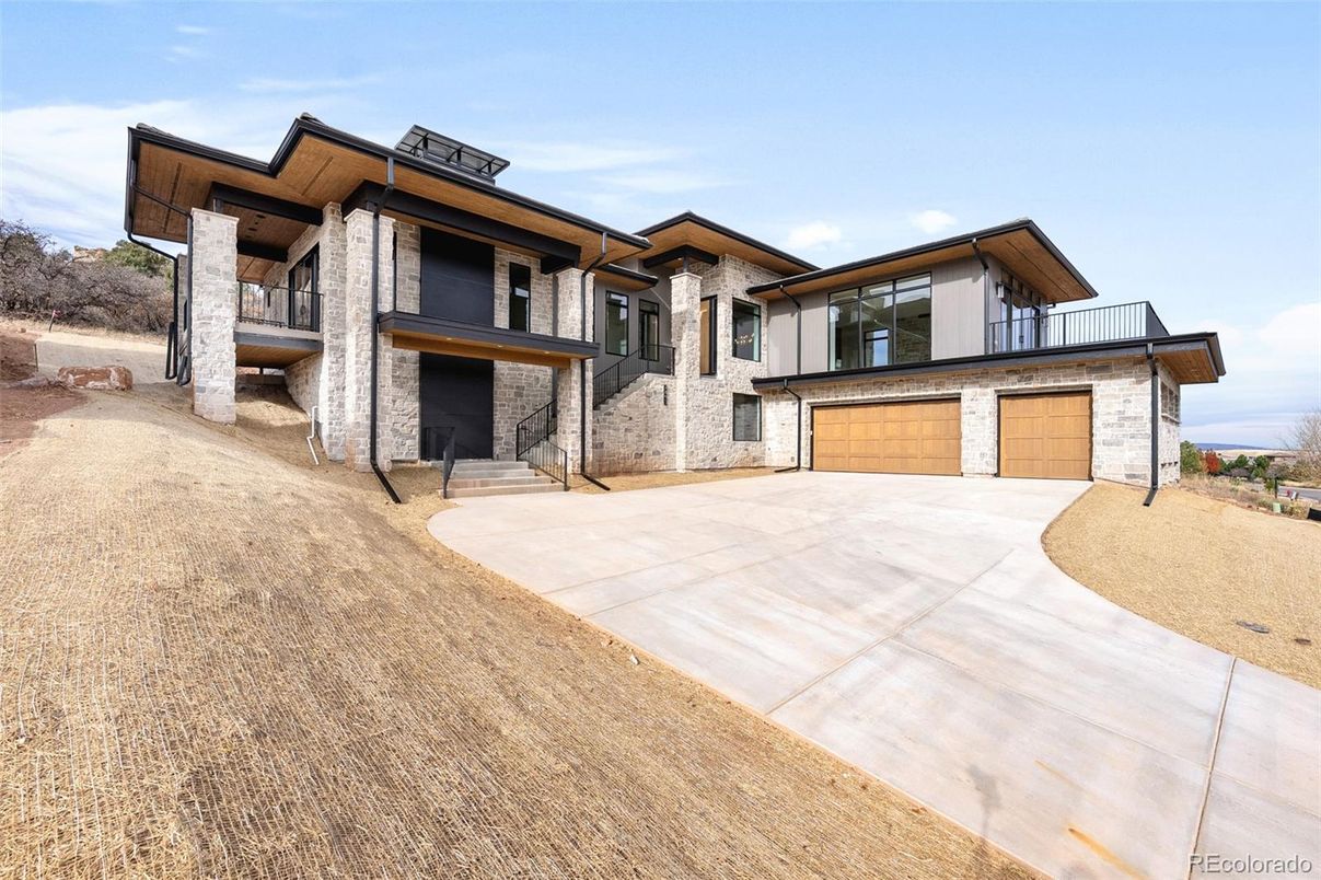 Attached, Backyard, Exterior, Facade, Modern