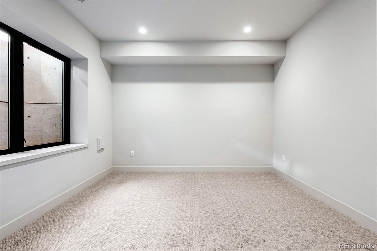 Empty room, Interior, Recessed Lighting