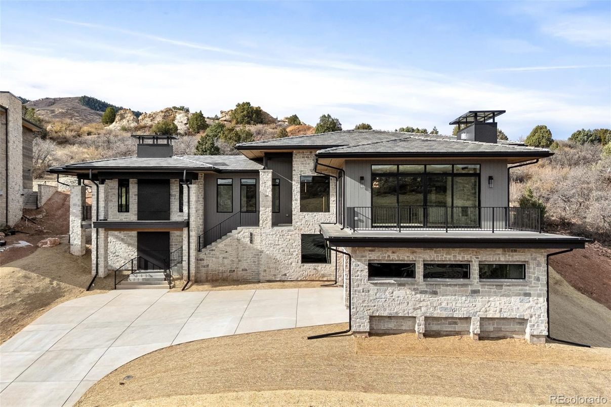 Exterior, Facade, Modern