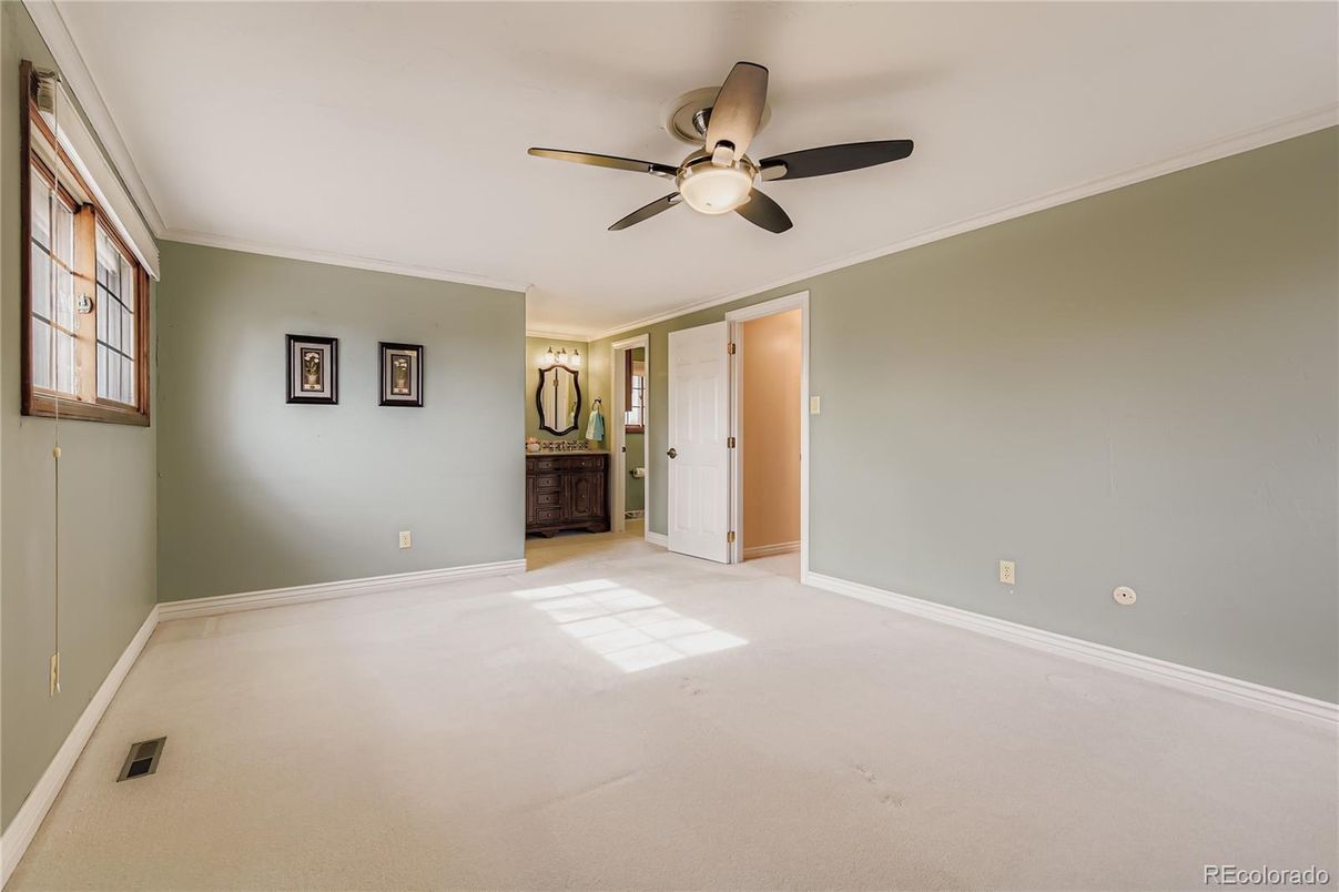 Empty room, Interior