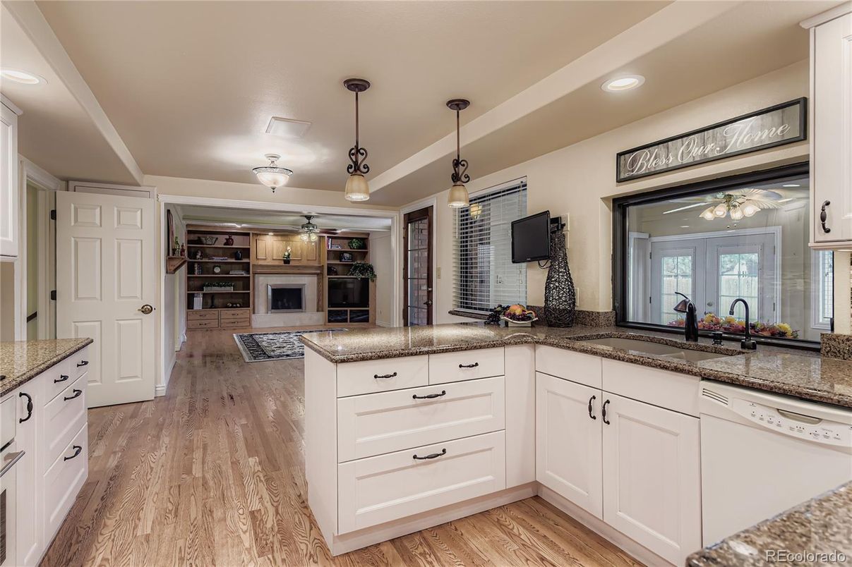 Fireplace, Interior, Kitchen, Pendant Lights, Recessed Lighting, Wood Texture Flooring