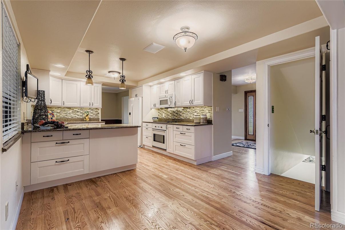 Interior, Kitchen, Pendant Lights, Wood Texture Flooring