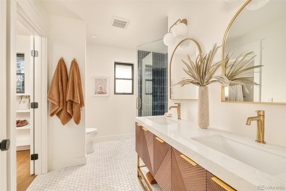 Bathroom, Dual Sink Vanities, Interior
