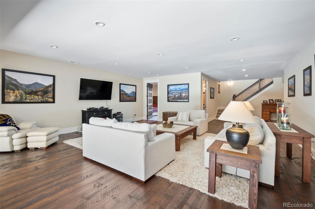 Interior, Living room, Recessed Lighting, Wood Texture Flooring