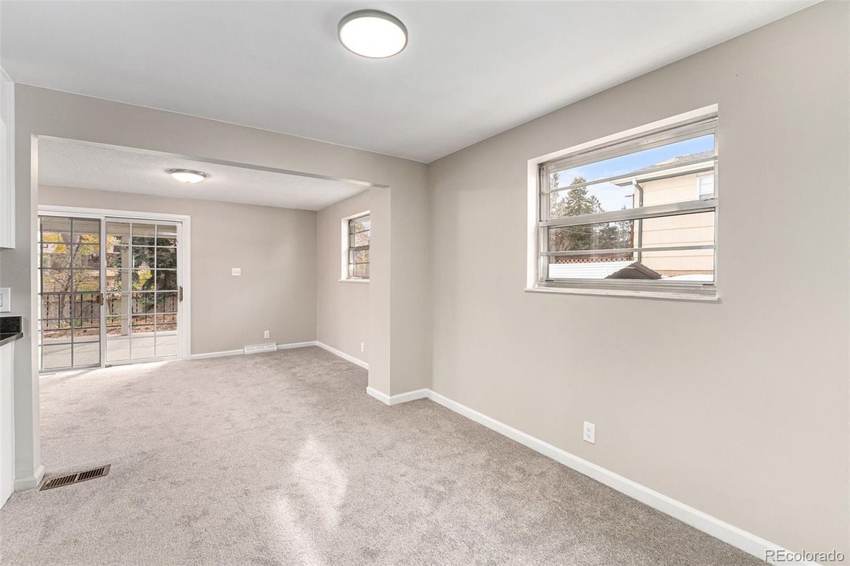 Empty room, Interior