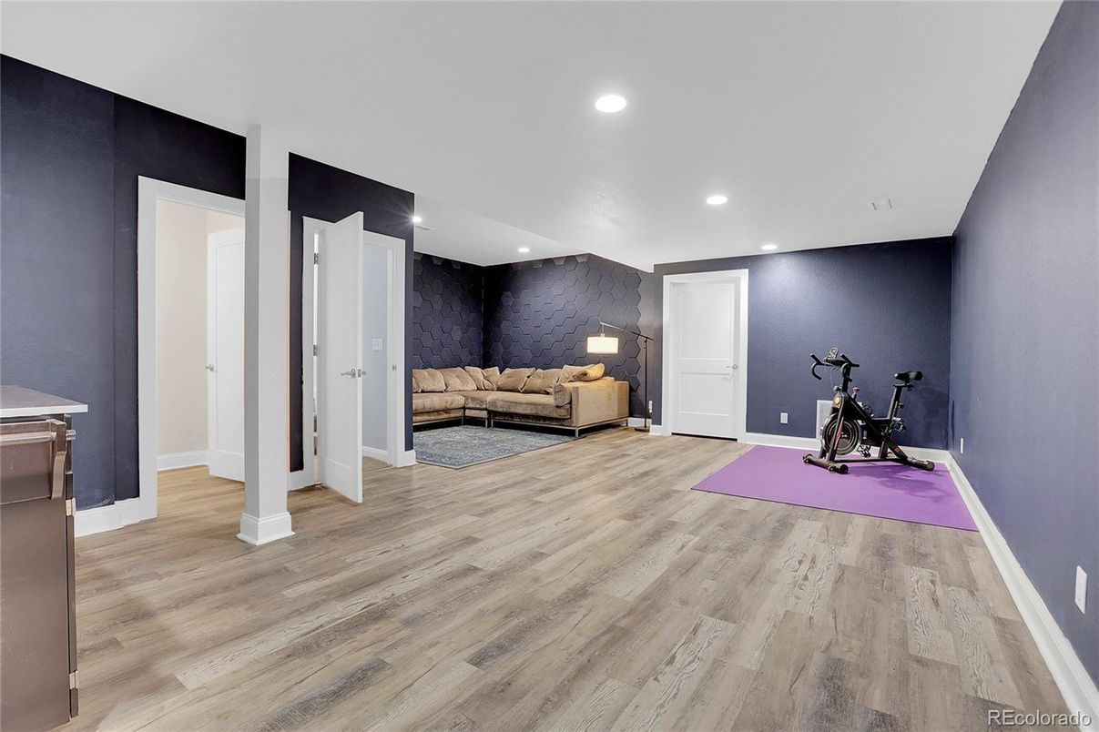 Fitness Equipment, Interior, Living room, Recessed Lighting, Wood Texture Flooring