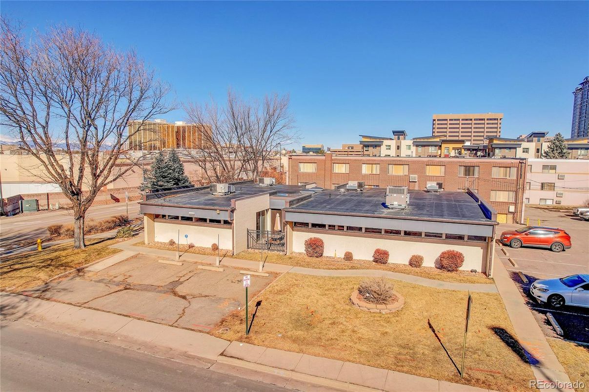 Exterior, Facade, Solar Panels, None