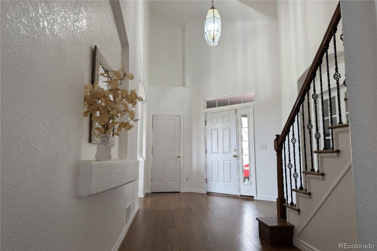 Interior, Pendant Lights, Wood Texture Flooring