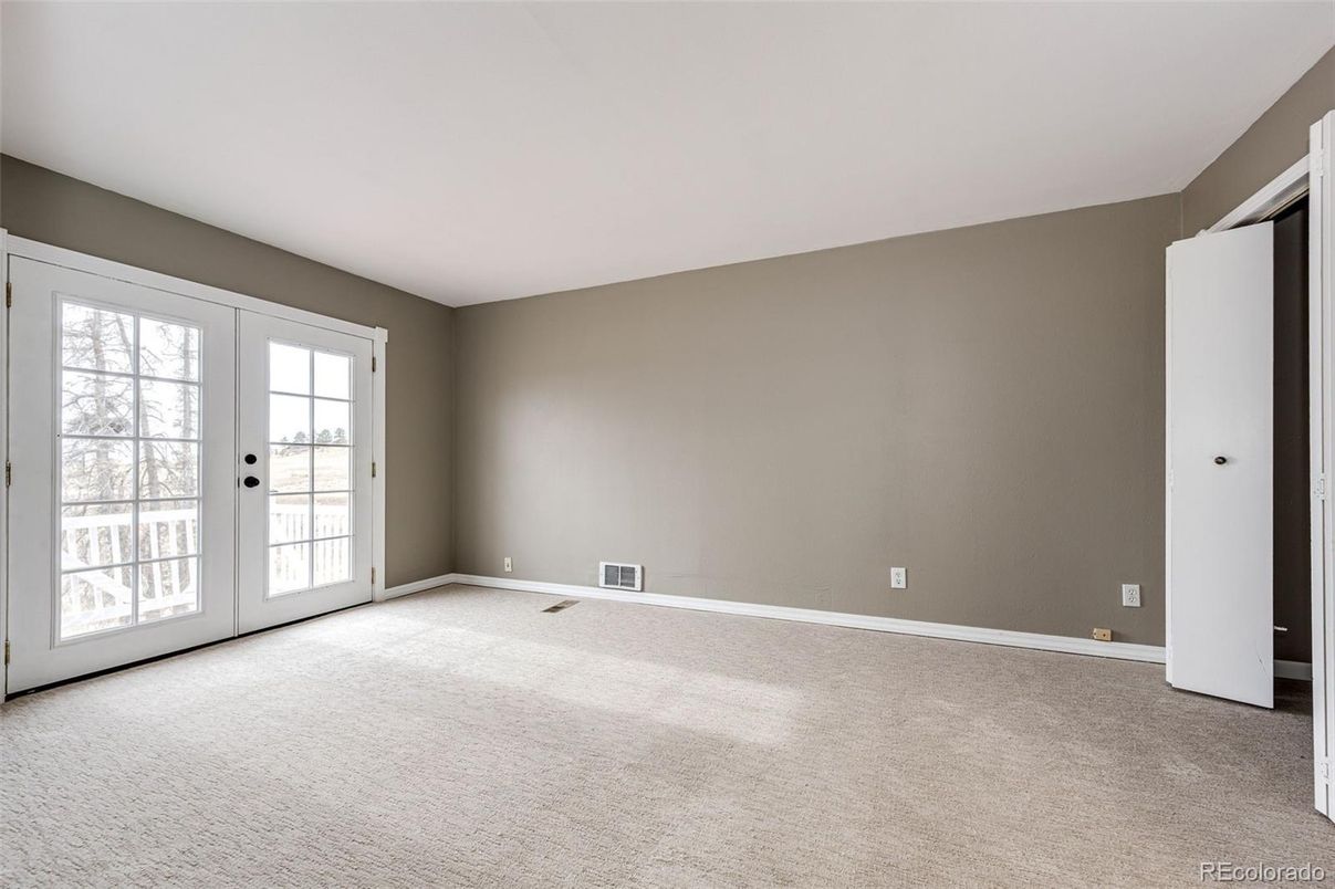 Empty room, Interior