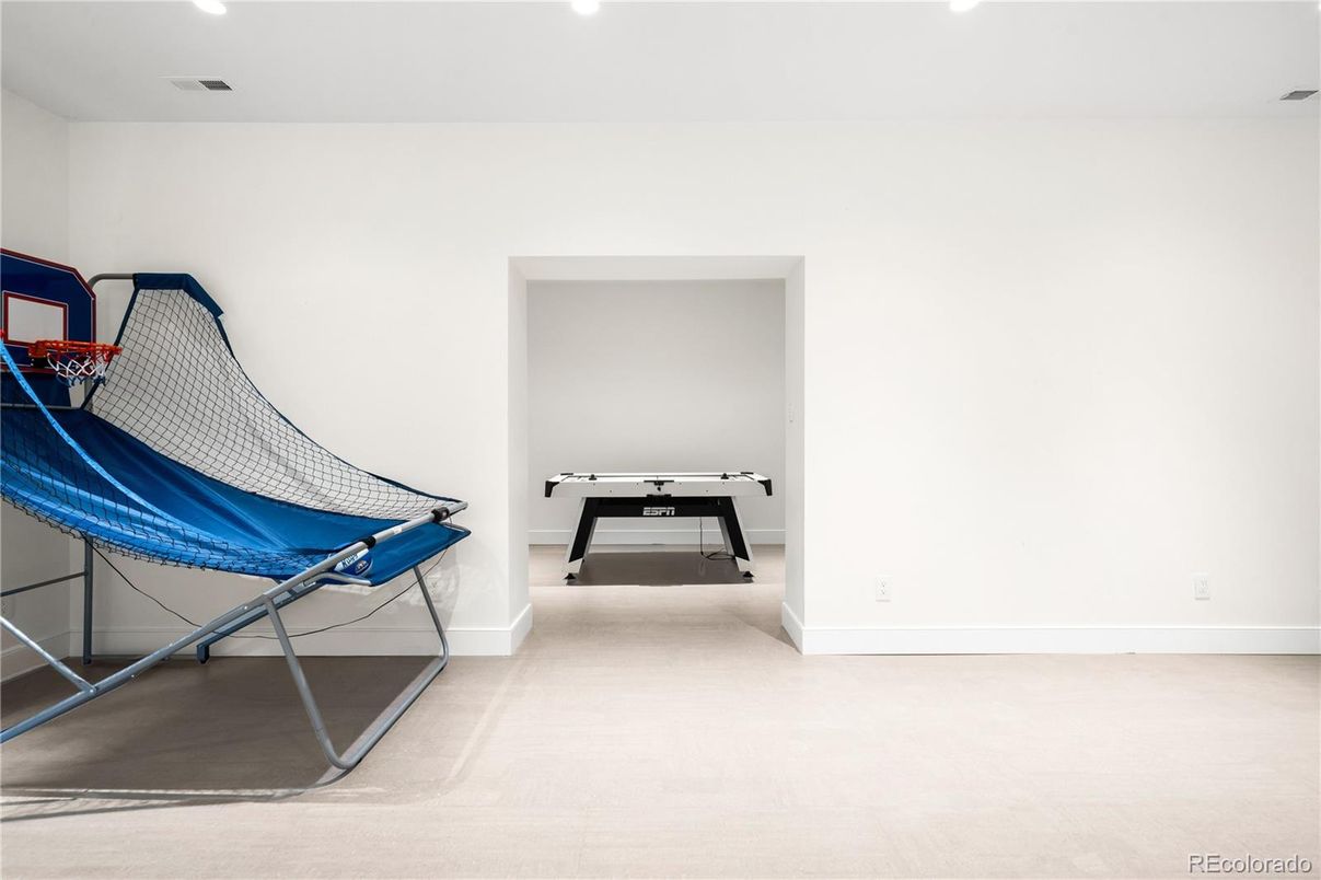 Game Room, Interior, Recessed Lighting