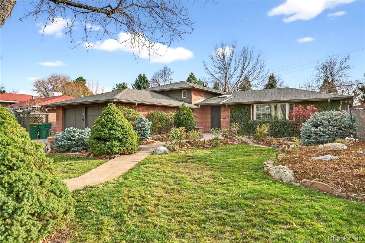 Exterior, Facade, Brick Facade, Ranch