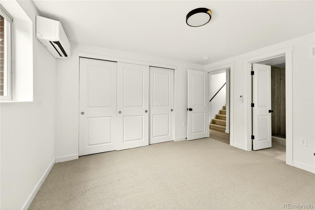 Empty room, Interior