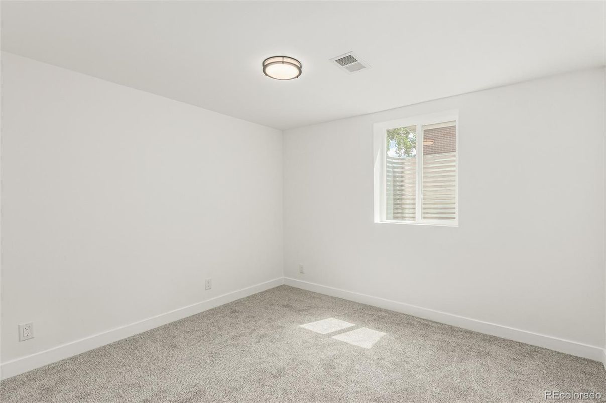 Empty room, Interior