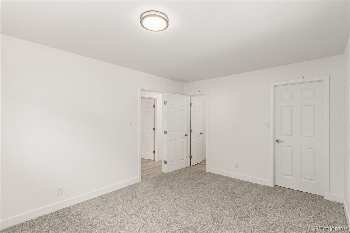 Empty room, Interior