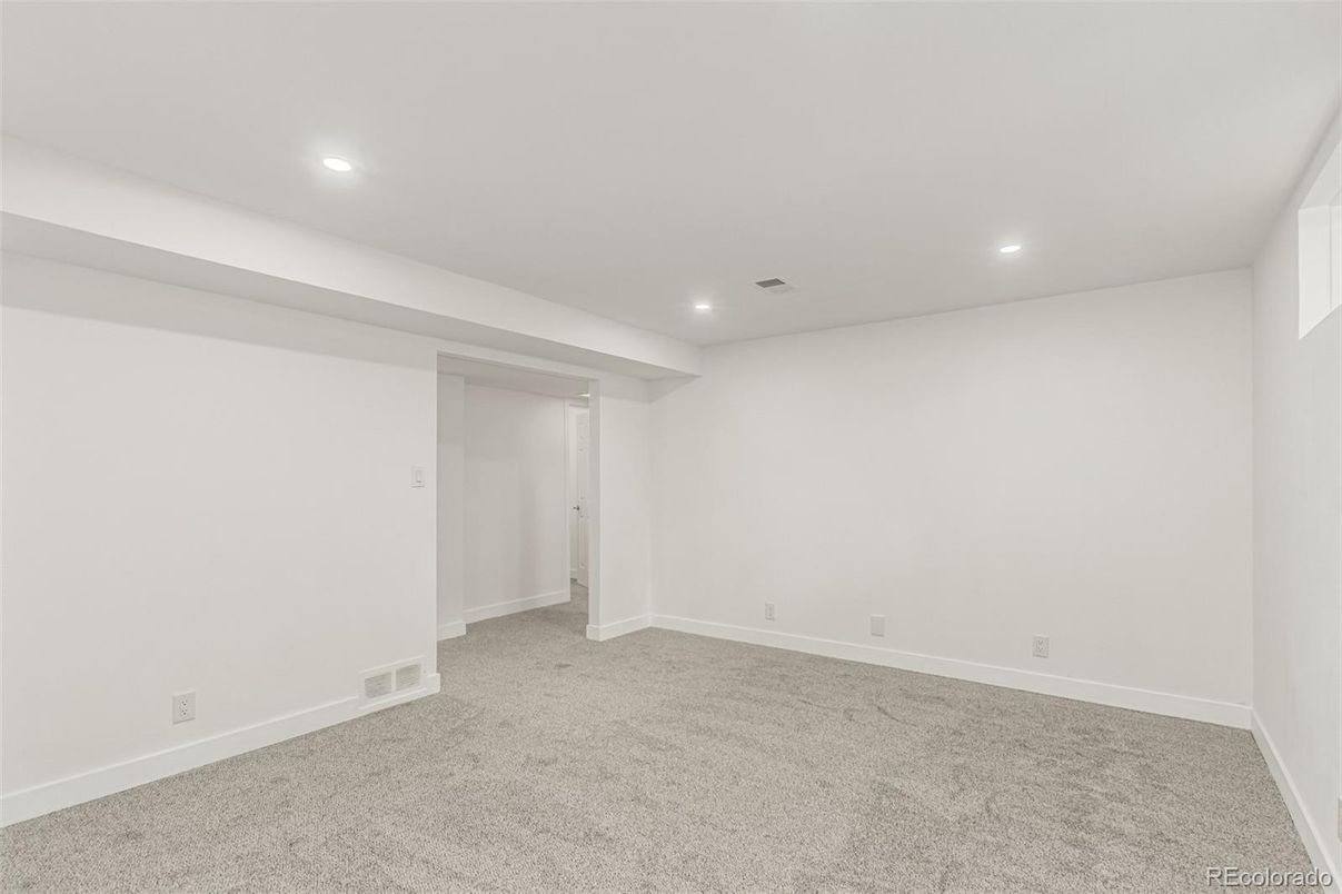 Empty room, Interior, Recessed Lighting