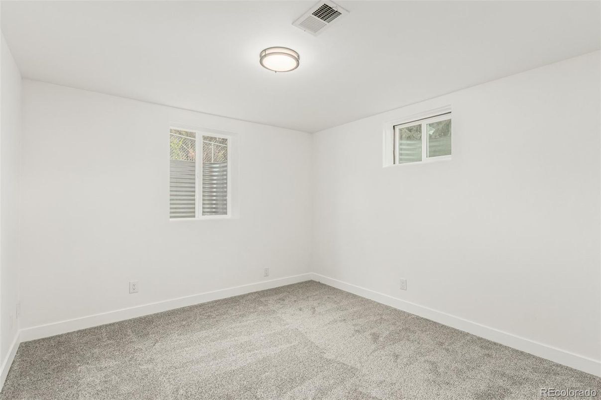 Empty room, Interior