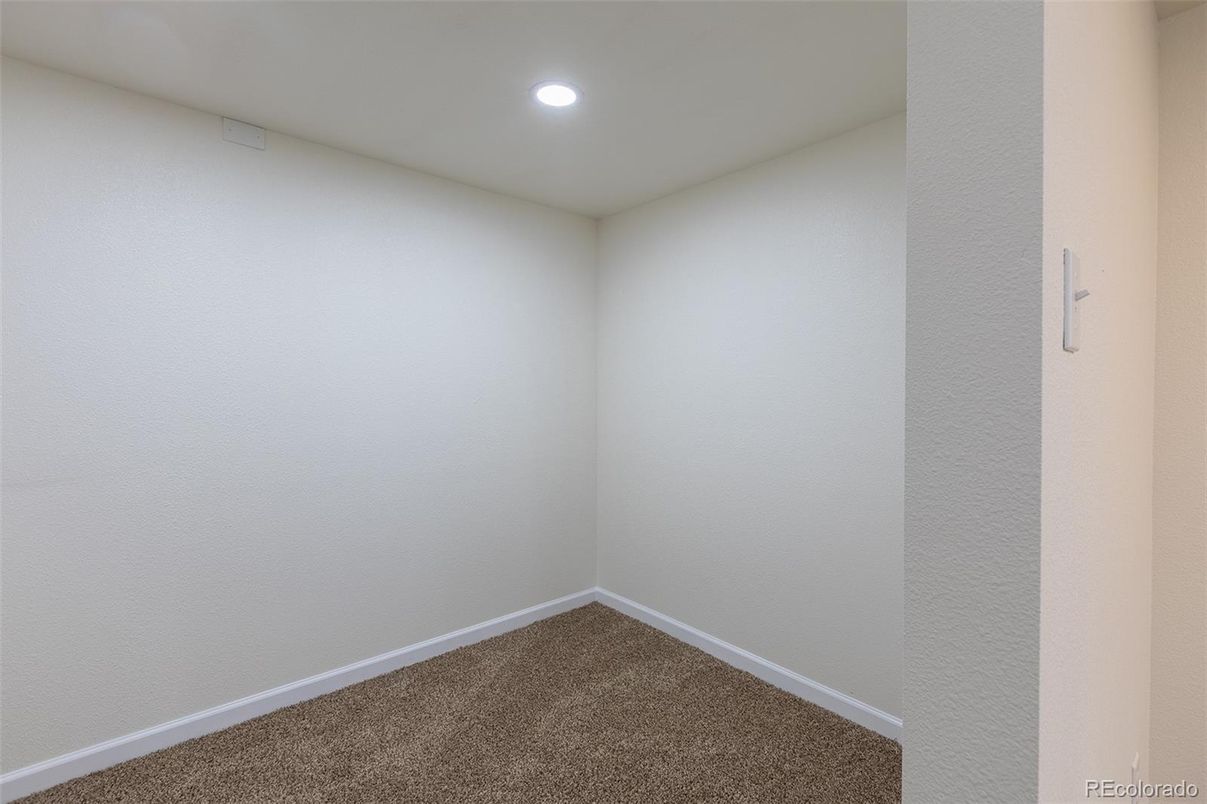 Empty room, Interior, Recessed Lighting