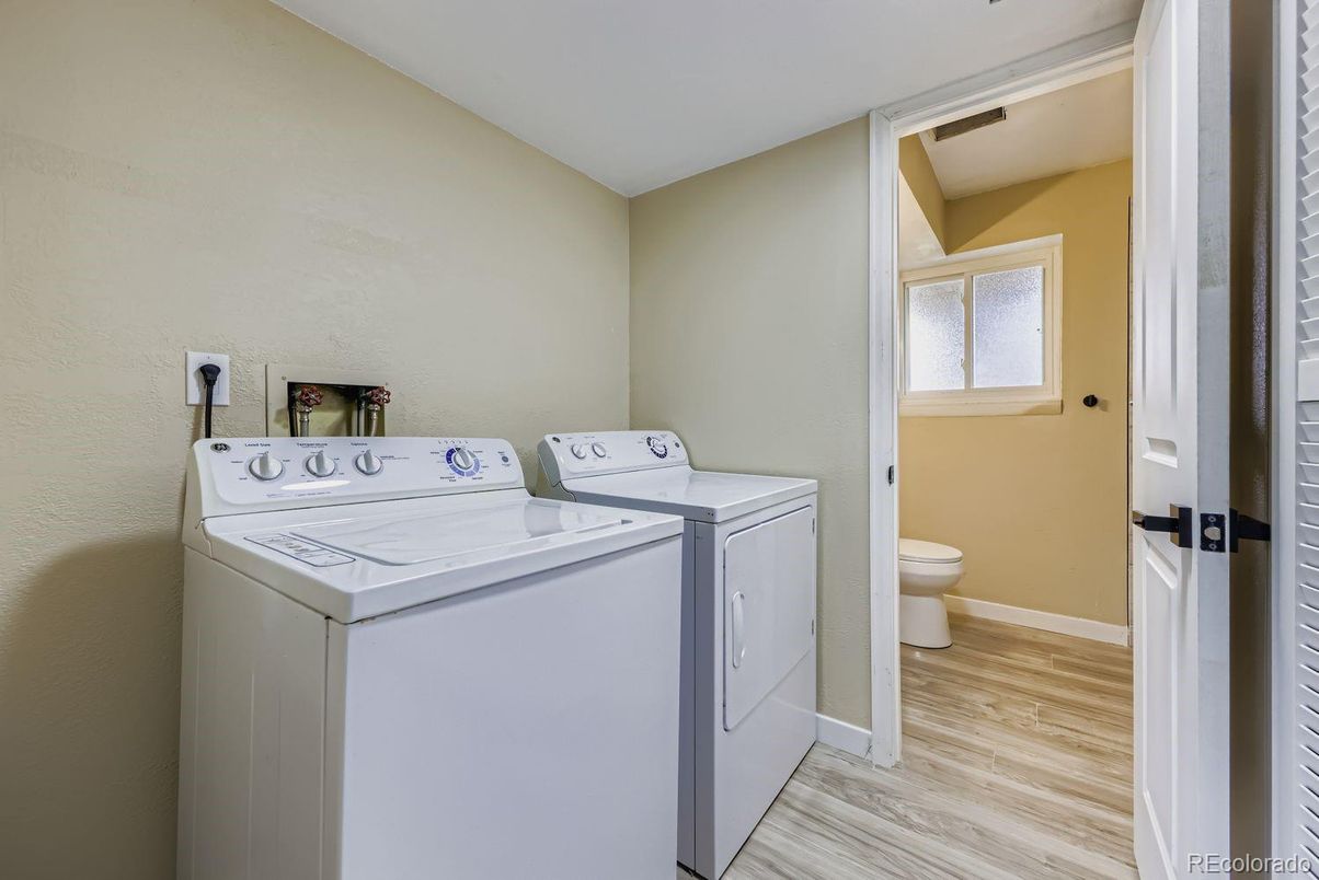 Interior, Washer, Wood Texture Flooring