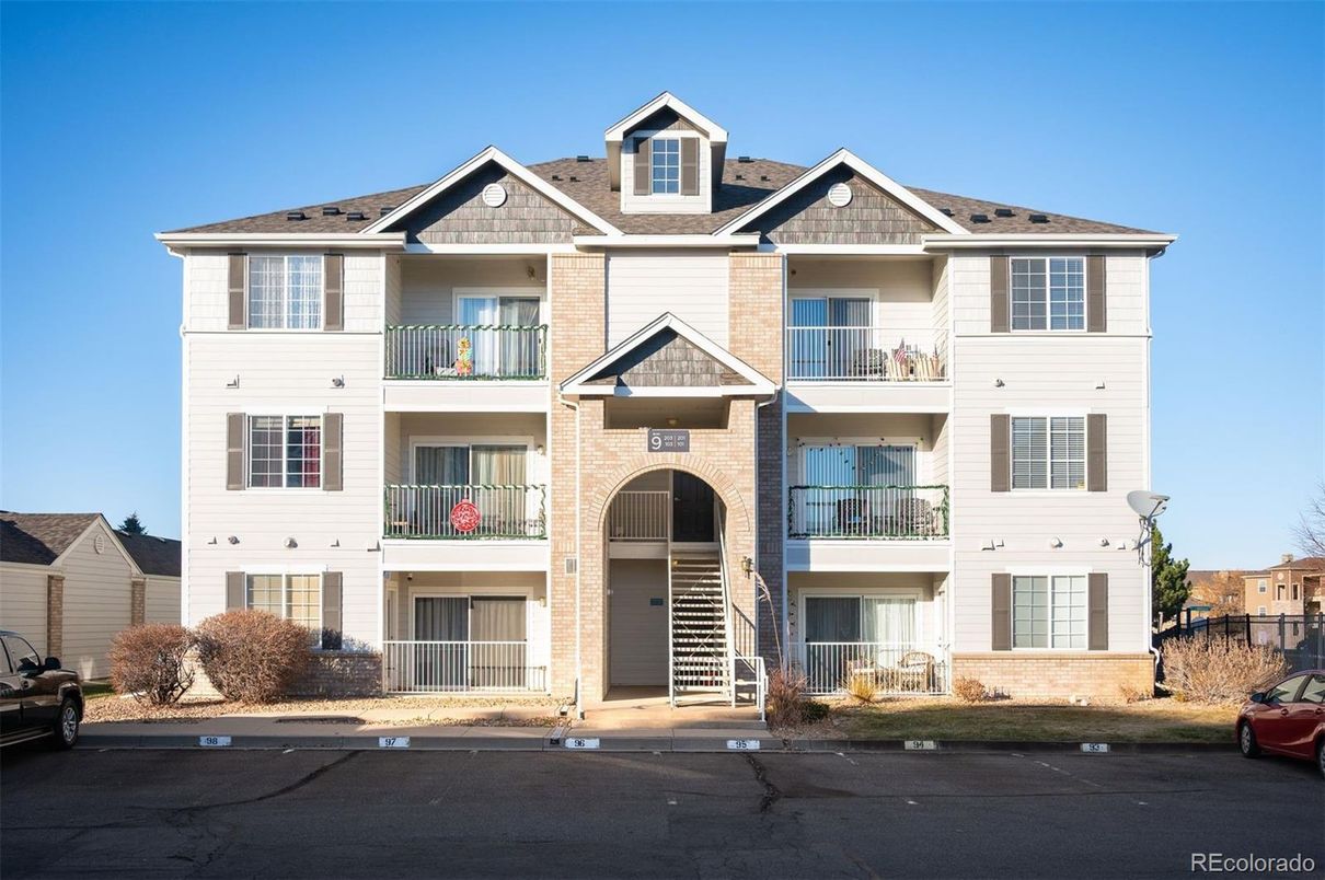 Exterior, Facade, Rowhouse