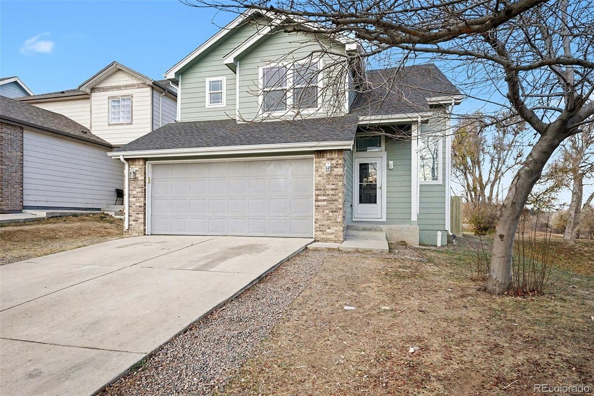 Attached, Exterior, Facade, American Craftsman