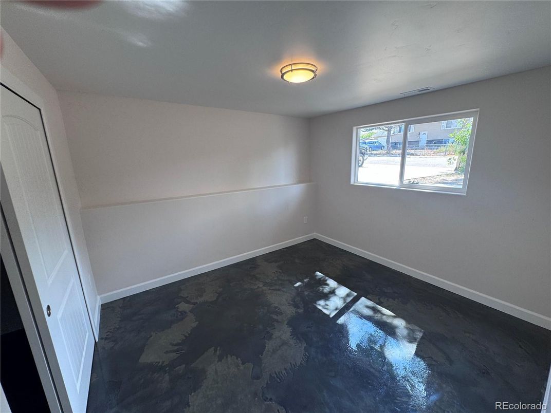 Empty room, Interior