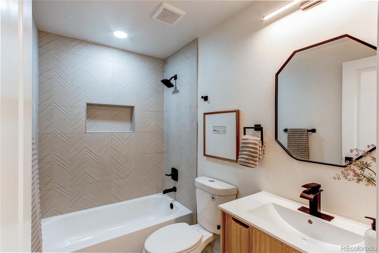 Bathroom, Interior, Recessed Lighting