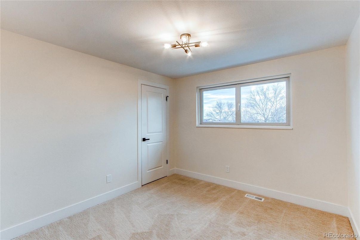 Empty room, Interior