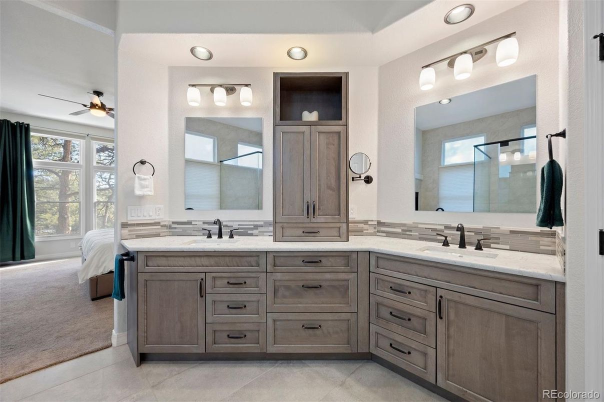 Bathroom, Dual Sink Vanities, Interior, Recessed Lighting