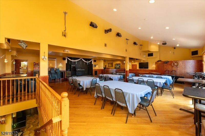 Dining room, Interior, Kitchen, Pendant Lights, Recessed Lighting, Wood Texture Flooring
