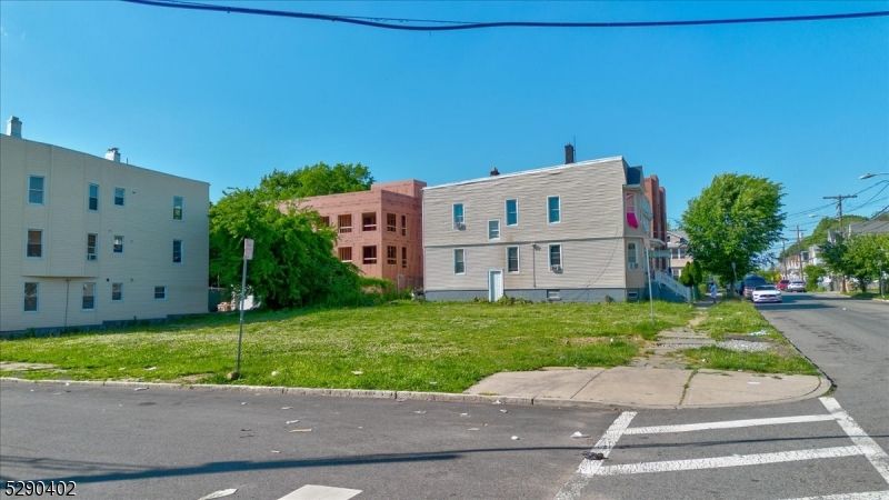 Exterior, Facade, Modern