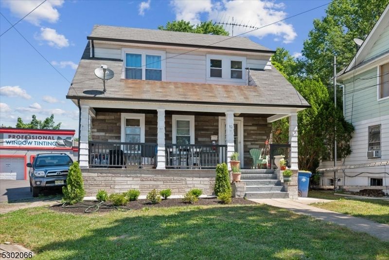 Attached, Exterior, Facade, American Foursquare