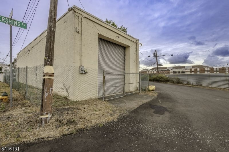 Detached Garage, Exterior