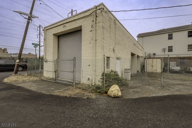 Detached Garage, Exterior