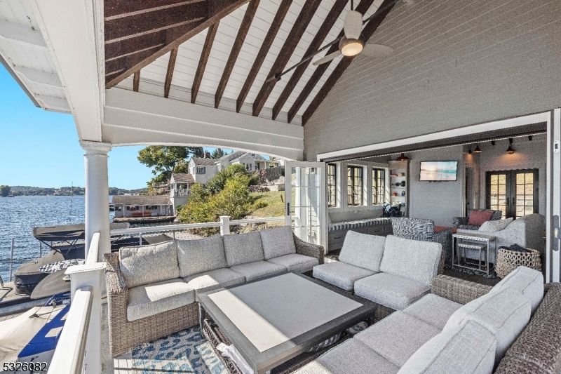Exterior, Living room, Water